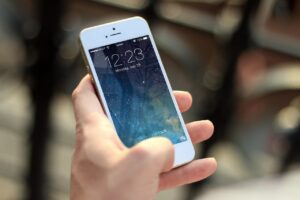 格安SIMのiPhoneで使えるeSIM対応の選び方は？